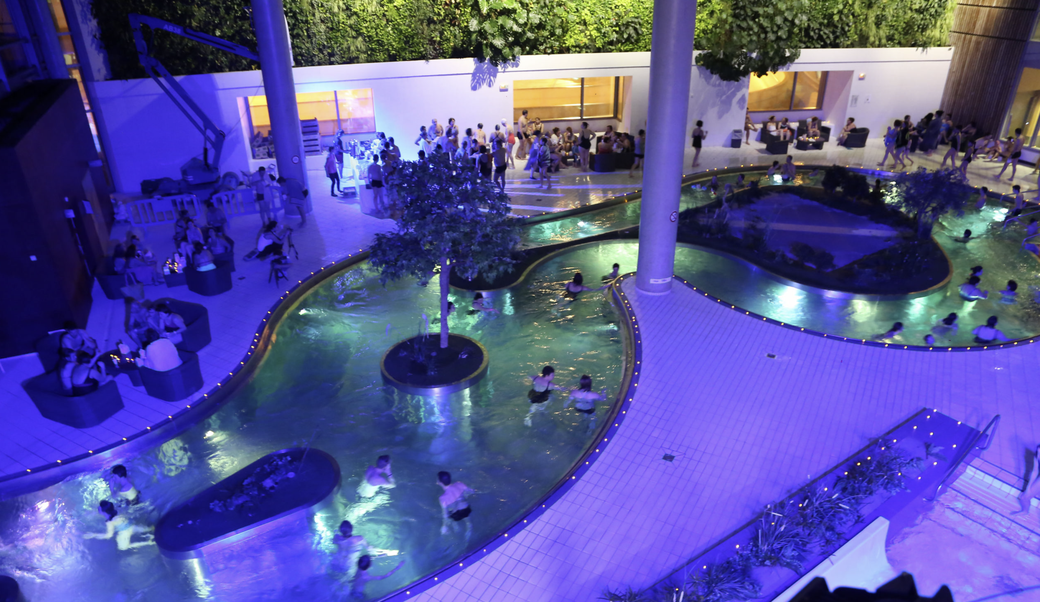 Indoor pools and slides at L’Odyssée aquatic centre in Chartres
